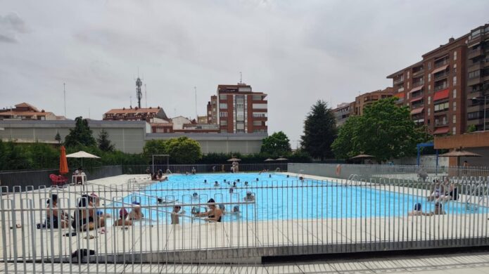 Vista de la piscina del Campo de la Juventud en Palencia con bañistas