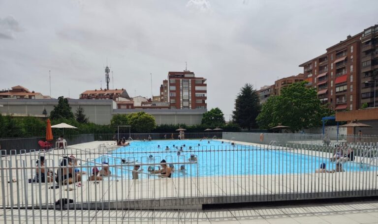 Vista de la piscina del Campo de la Juventud en Palencia con bañistas