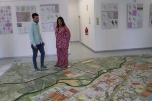 Exposición del Plan General en el Lecrac con dos personas observando