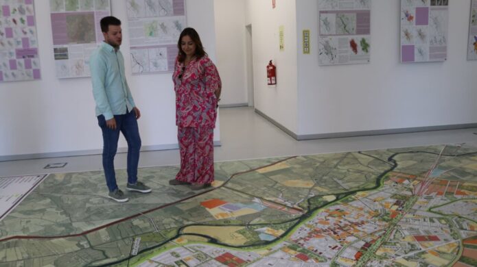 Exposición del Plan General en el Lecrac con dos personas observando