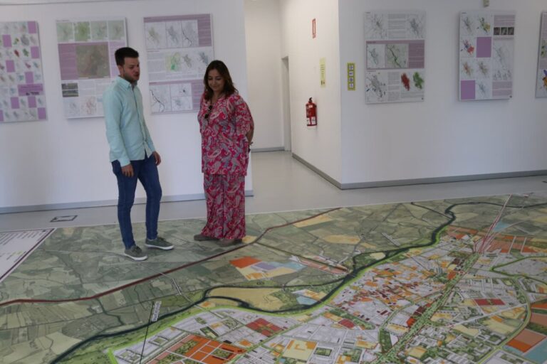 Exposición del Plan General en el Lecrac con dos personas observando