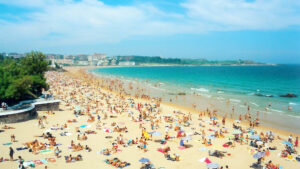 Vista de la Playa del Sardinero en Santander llena de bañistas