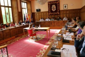 Reunión del pleno del Ayuntamiento de Palencia con concejales y público