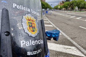 Detalle de una moto de la Policía Local de Palencia con lluvia