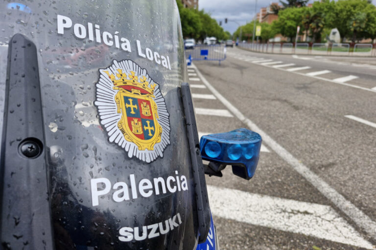 Detalle de una moto de la Policía Local de Palencia con lluvia