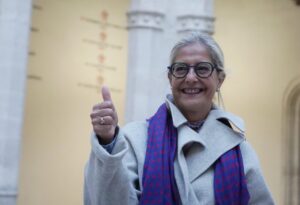 Pilar Garcés sonríe y muestra el pulgar hacia arriba en su toma de posesión