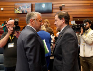Dos políticos conversando en un evento en Castilla y León.