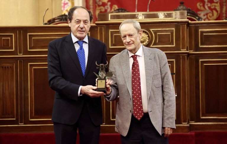 Carlos Martín Santoyo recibiendo un premio en el Senado