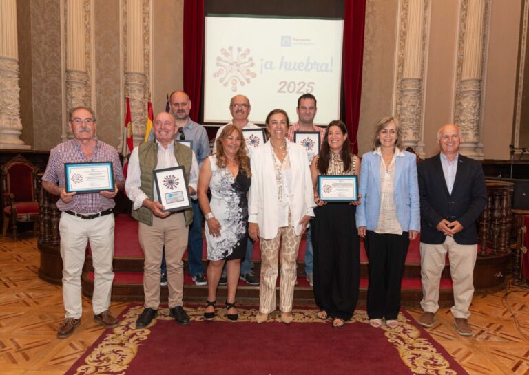 Grupo de personas recibiendo premios en el evento A Huebra 2025