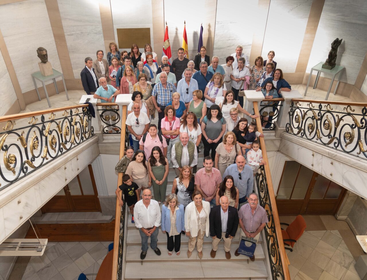 Grupo de personas en la entrega de premios A Huebra 2025 en Palencia
