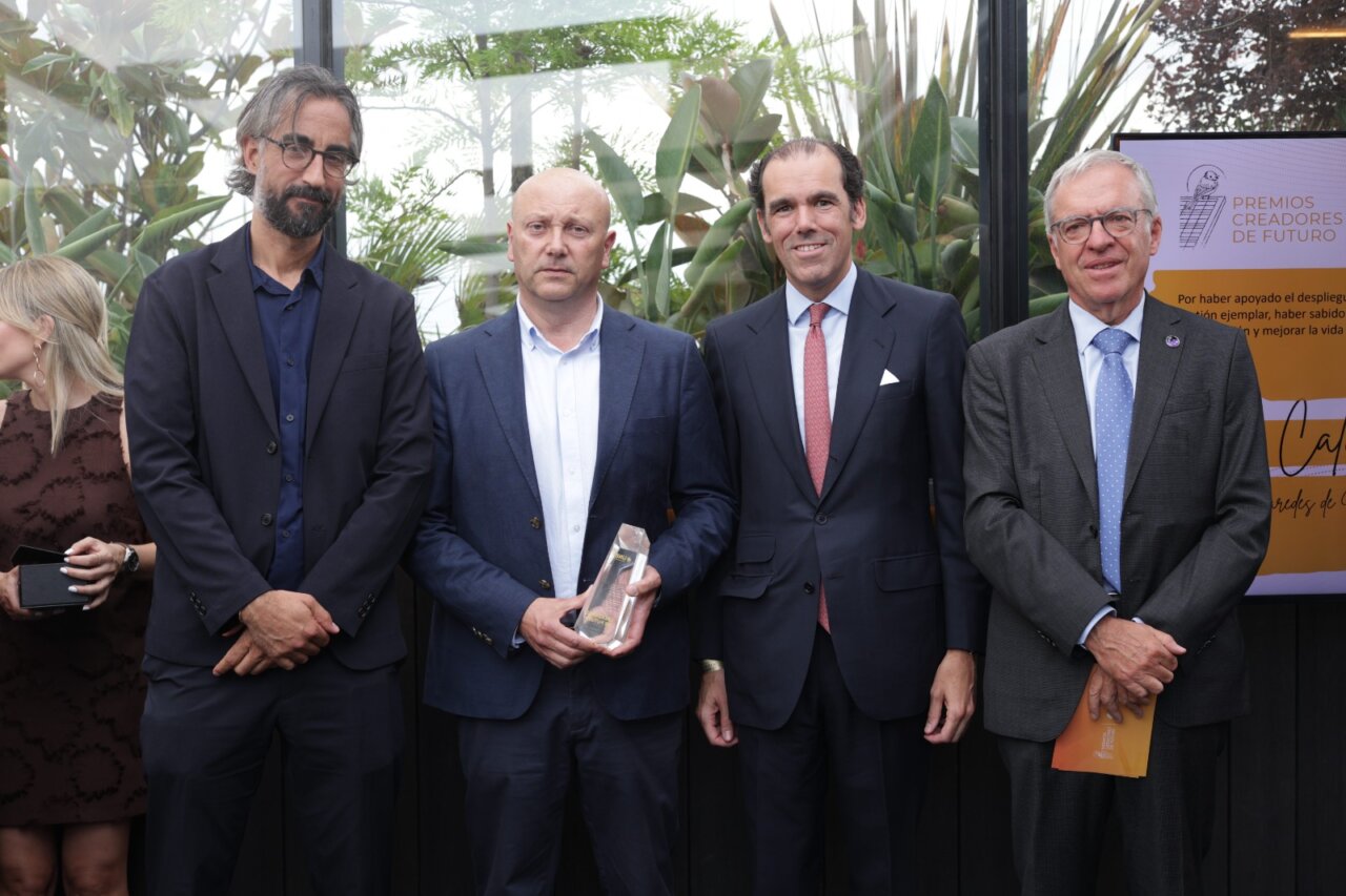 Luis Calderón recibiendo un premio en un evento de UNEF