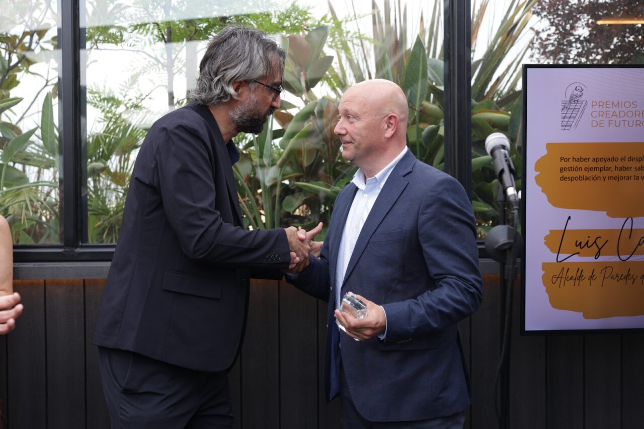 Luis Calderón recibiendo un premio en un evento de UNEF