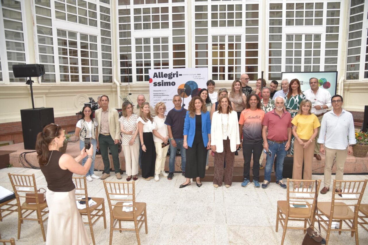 Grupo de personas en la presentación del programa cultural Allegrissimo en un patio
