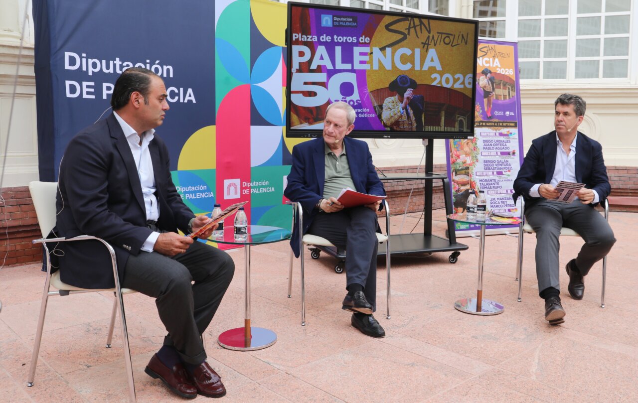 Tres personas discutiendo sobre la Feria de San Antolín en Palencia.