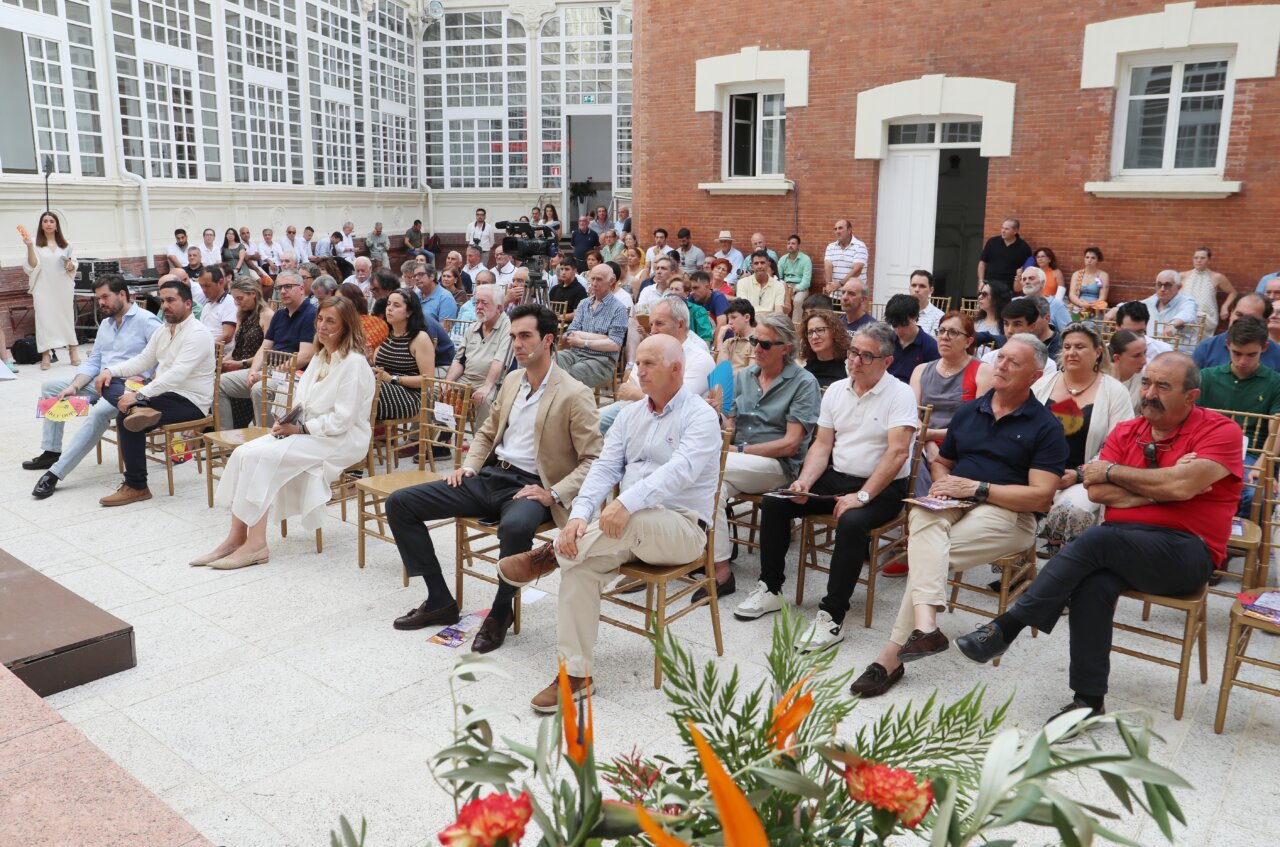 Asistentes a la presentación de los carteles de la Feria de San Antolín en Palencia.