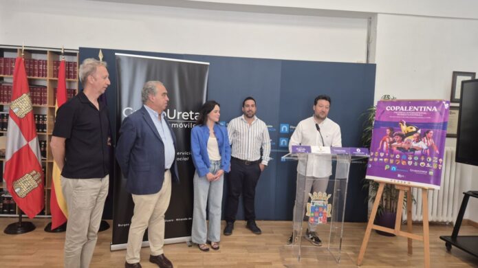 Presentación del torneo Copalentina con varios ponentes y un cartel informativo.