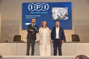 Tres personas posando en la presentación de la estrategia de inversiones en Palencia