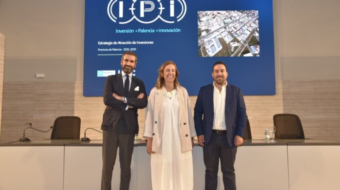 Tres personas posando en la presentación de la estrategia de inversiones en Palencia