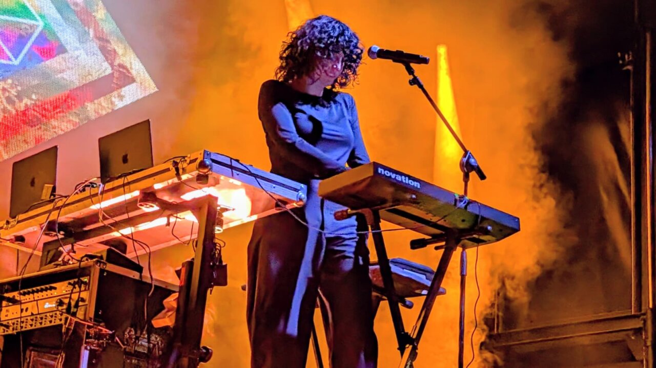 Artista actuando en el festival Palencia Sonora 2026 en El Sotillo