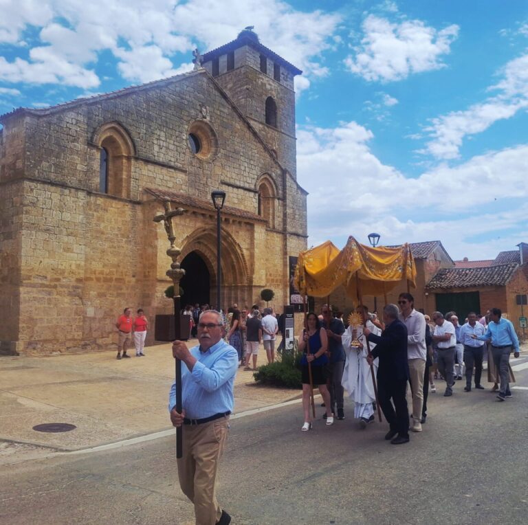 Procesión del Santísimo en Husillos durante la Octava del Corpus