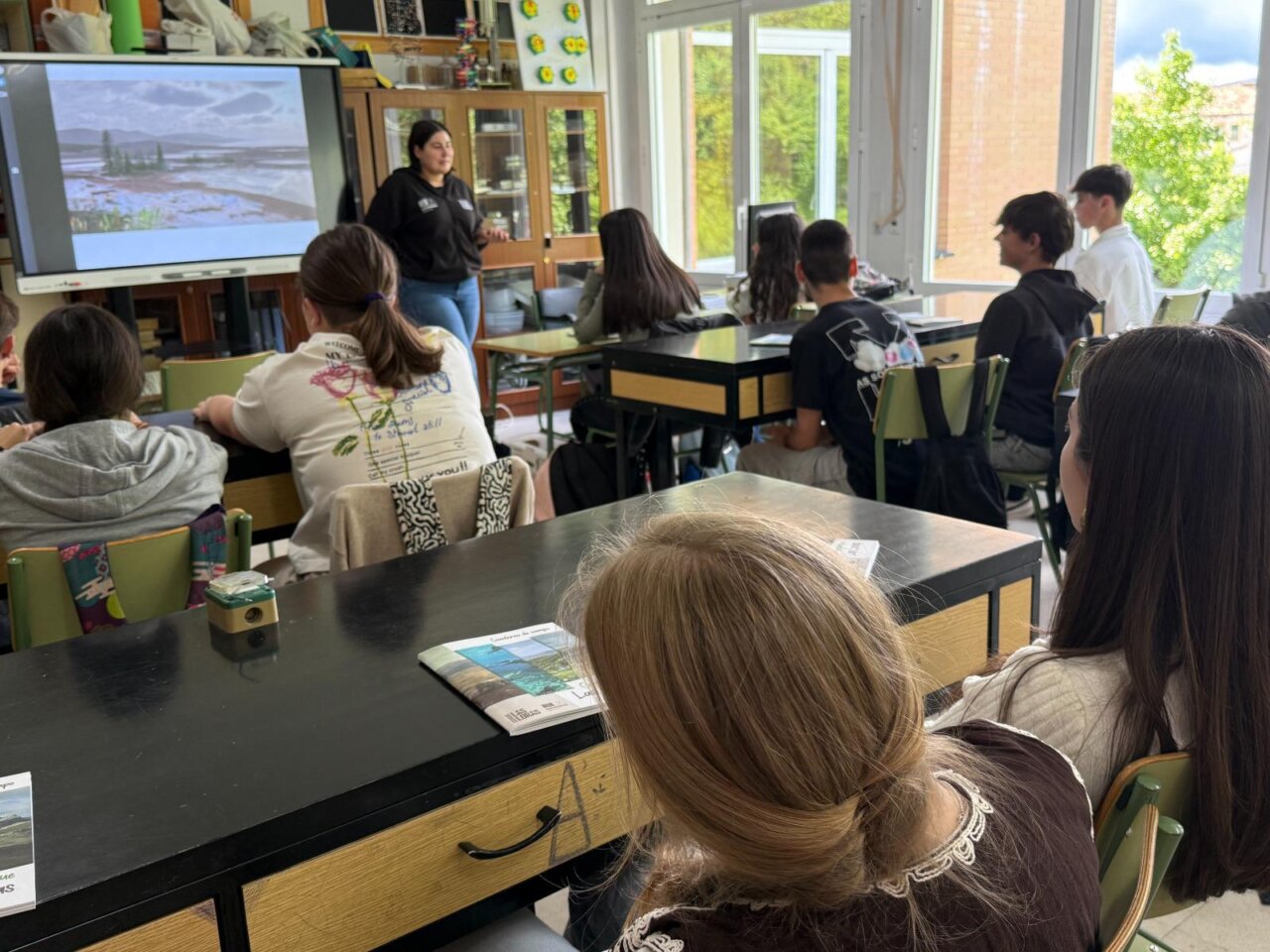 Estudiantes en aula aprendiendo sobre geología y biodiversidad