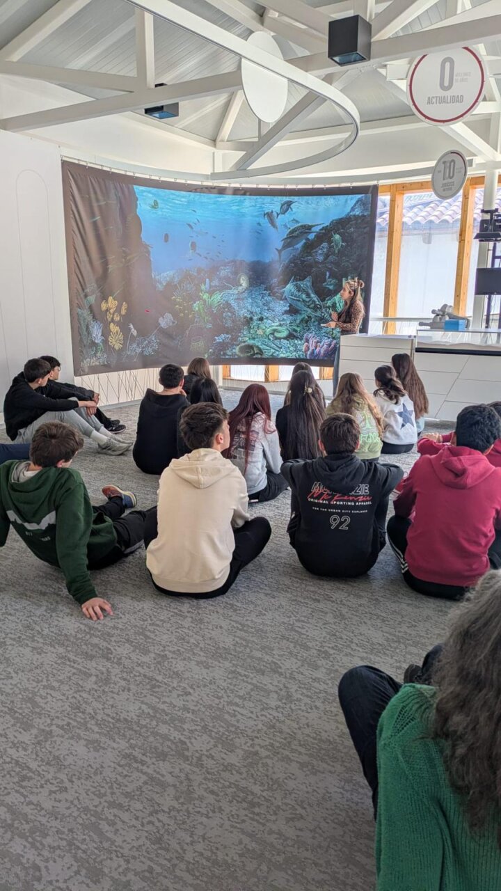 Estudiantes participando en un programa educativo sobre geología y biodiversidad