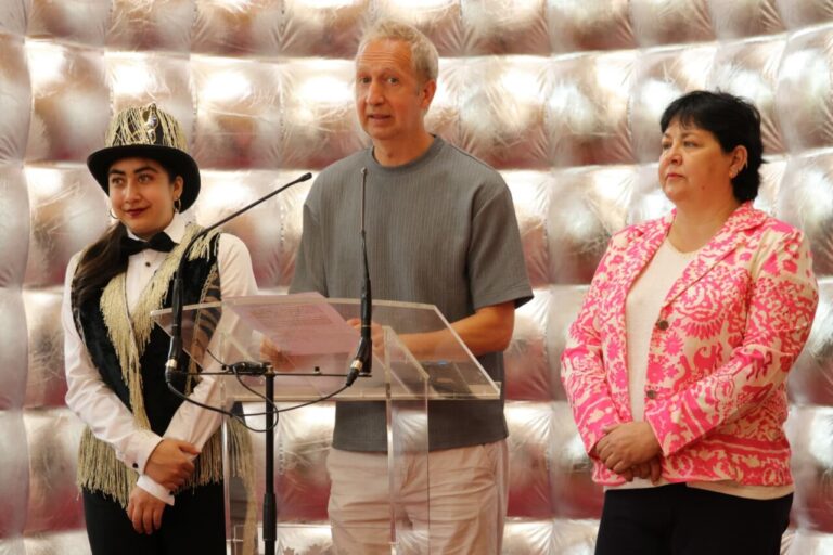 Presentación del programa infantil Experiencia Lecrác con tres personas en el escenario
