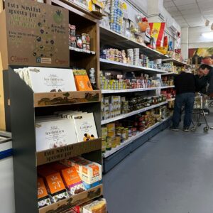Estante con productos de Alimentos de Palencia en un supermercado