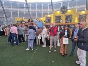 Asistentes degustando alimentos en la Feria Taurina de Begoña 2026 en Gijón.