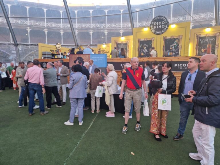 Asistentes degustando alimentos en la Feria Taurina de Begoña 2026 en Gijón.