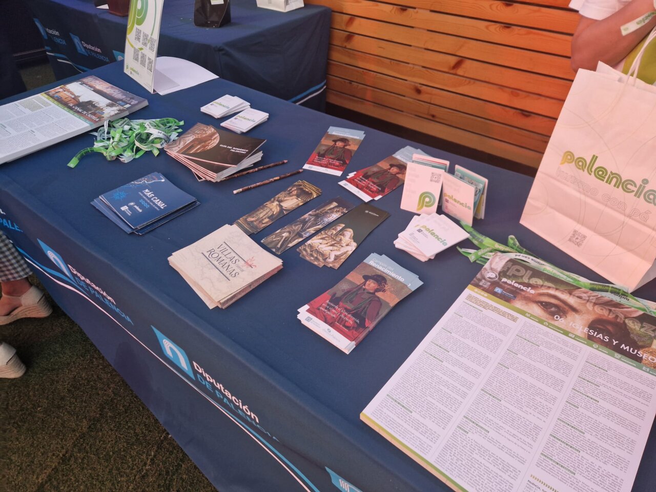 Mesa con folletos y materiales promocionales de Alimentos de Palencia