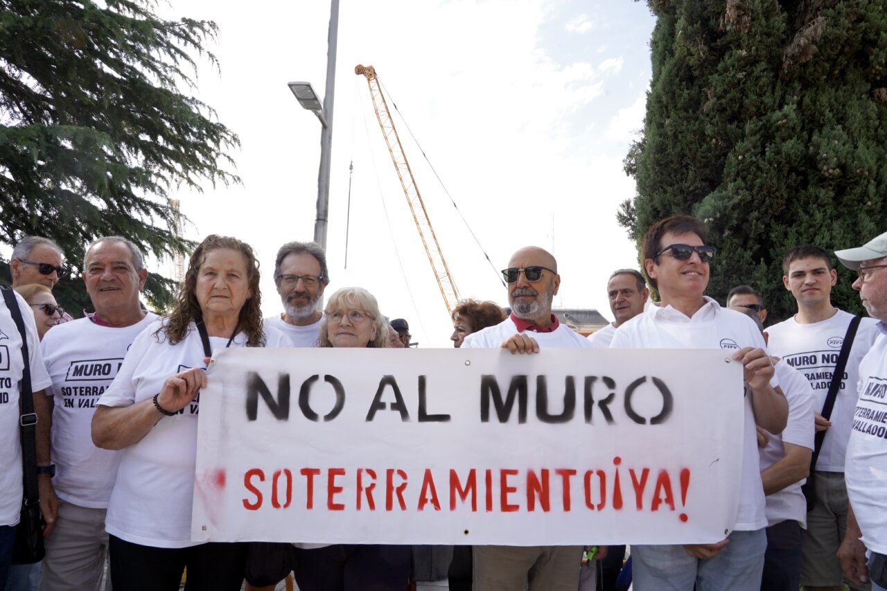 Grupo de personas protestando contra el muro del ferrocarril en Palencia