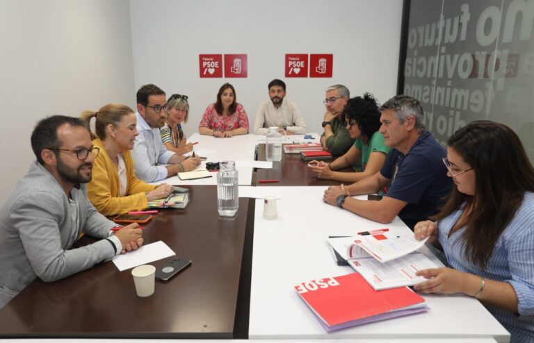 Reunión del PSCyL en Palencia con miembros del partido discutiendo estrategias