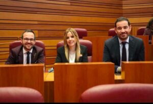Tres procuradores del PSOE en las Cortes de Castilla y León discutiendo sobre TDT