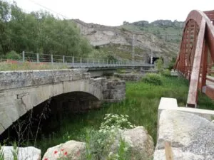 Vista del Puente del Conjuradero sobre el río Camesa en Villaescusa de las Torres