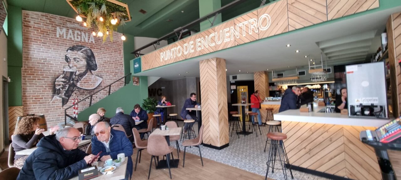 Interior del bar Punto de Encuentro en Palencia con clientes disfrutando