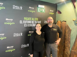 Luis y Rebeca en el bar Punto de Encuentro con decoración ecológica
