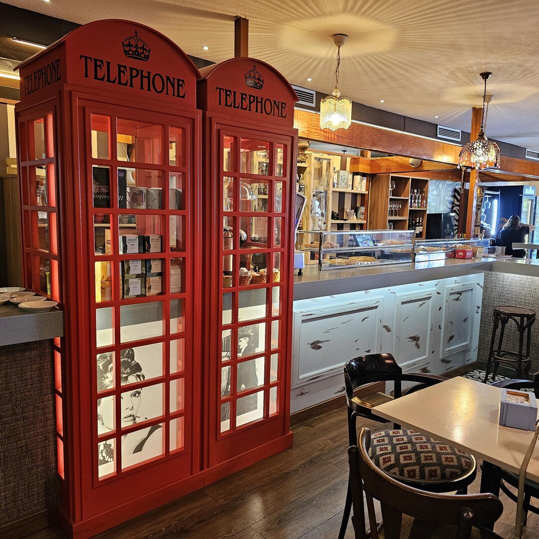 Interior del Gastrobar Canela en Rama con cabinas telefónicas rojas