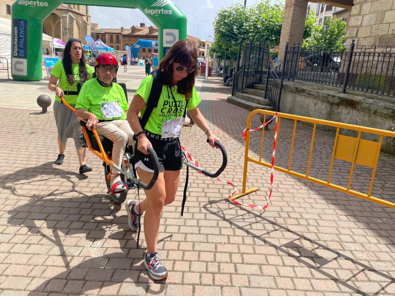 Participantes del Puzzle Cross en Paredes de Nava con camisetas verdes