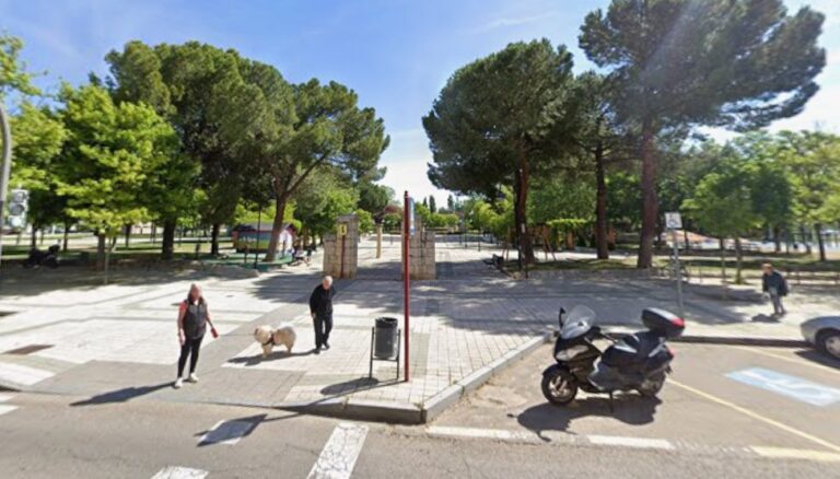 Vista de un parque en San Antonio con árboles y personas caminando.