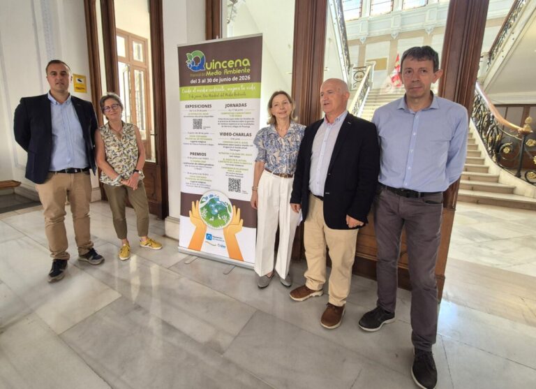 Inauguración de la Quincena del Medio Ambiente en Palencia con un grupo de personas