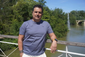 Quique Royuela posando junto a un río en un día soleado