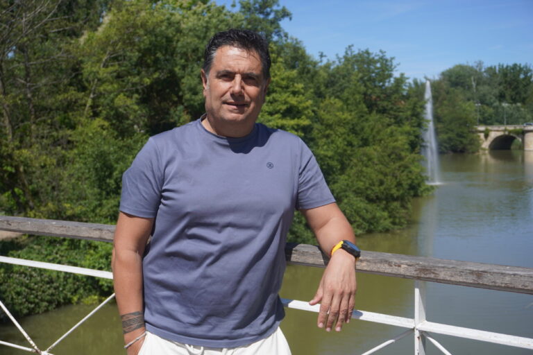 Quique Royuela posando junto a un río en un día soleado