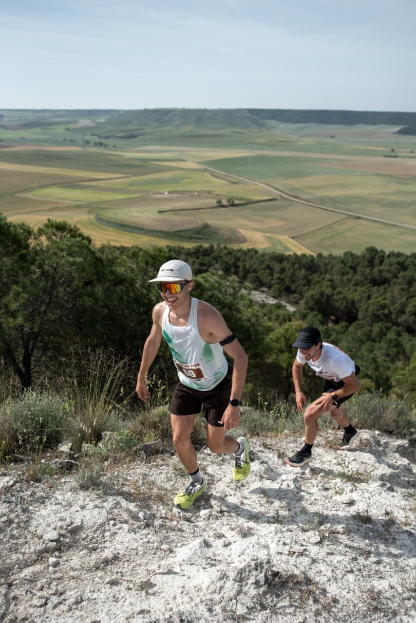 Corredores ascendiendo en la II RaposoTrail en Tariego de Cerrato