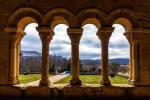 Vista del pórtico en Rebolledo de la Torre con columnas decoradas