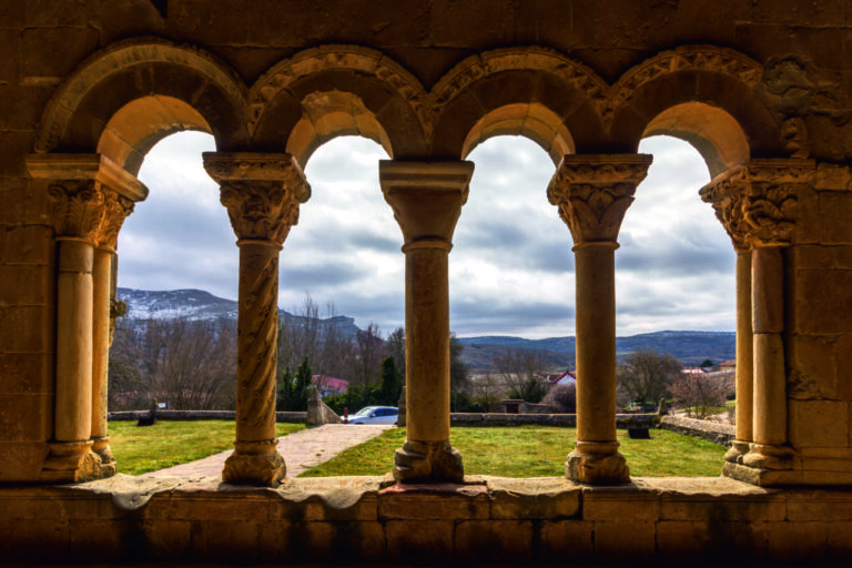 Vista del pórtico en Rebolledo de la Torre con columnas decoradas