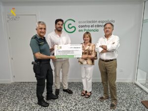 Entrega de cheque por recaudación contra el cáncer en Palencia