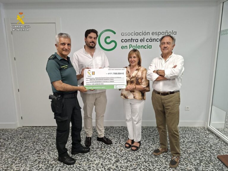 Entrega de cheque por recaudación contra el cáncer en Palencia
