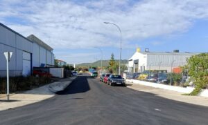 Vista del polígono industrial en Villamuriel con vehículos estacionados.