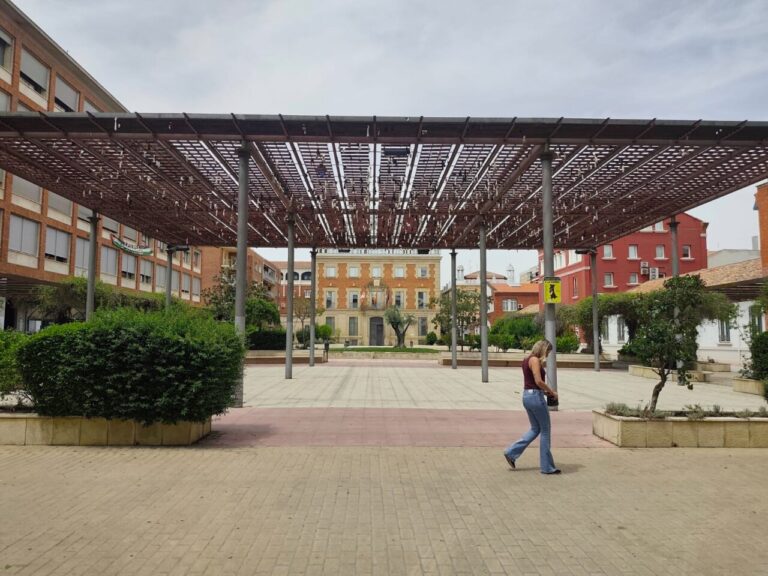 Pérgola en la plaza de los Juzgados en Palencia